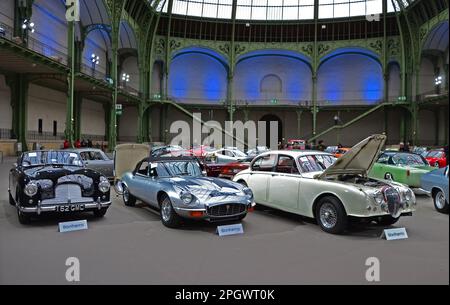 Paris, Frankreich - 4. Februar 2020: Bonhams 2020 im Grand Palais in Paris. Globaler Blick auf die Veranstaltung mit mehreren wunderschönen Oldtimern. Stockfoto