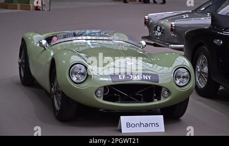 Paris, Frankreich - 4. Februar 2020: Bonhams 2020 im Grand Palais in Paris. Konzentriere dich auf einen grünen 1955 Elva Mk1/B Sports Racer. Fahrgestellnr.. 100/B/41. Stockfoto