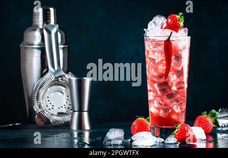 Oldboy alkoholisches Cocktailgetränk mit Wodka, Grapefruitsaft, Erdbeeren, Zucker, Zimt und heißem Chili-Pfeffer. Highball-Glas auf dunkelblauem Hintergrund Stockfoto