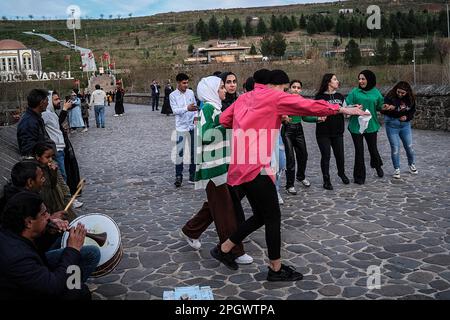 Diyarbakir, Türkei. 22. März 2023. Junge Leute haben Halay auf der Brücke tanzen sehen. Die Tigris Bridge, allgemein bekannt als die Brücke mit zehn Augen, ist eine der ältesten Brücken, die über dem Tigris River gebaut wurde. Es ist bekannt, dass die Brücke 1065 von den Marwaniden gebaut wurde. (Foto: Murat Kocabas/SOPA Images/Sipa USA) Guthaben: SIPA USA/Alamy Live News Stockfoto