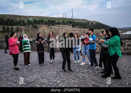 Diyarbakir, Türkei. 22. März 2023. Junge Leute haben Halay auf der Brücke tanzen sehen. Die Tigris Bridge, allgemein bekannt als die Brücke mit zehn Augen, ist eine der ältesten Brücken, die über dem Tigris River gebaut wurde. Es ist bekannt, dass die Brücke 1065 von den Marwaniden gebaut wurde. (Foto: Murat Kocabas/SOPA Images/Sipa USA) Guthaben: SIPA USA/Alamy Live News Stockfoto