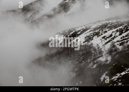 Nebel über den Bergen Stockfoto