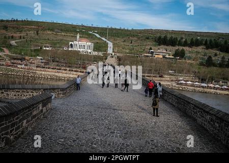 Diyarbakir, Türkei. 22. März 2023. Leute auf der Brücke gesehen. Die Tigris Bridge, allgemein bekannt als die Brücke mit zehn Augen, ist eine der ältesten Brücken, die über dem Tigris River gebaut wurde. Es ist bekannt, dass die Brücke 1065 von den Marwaniden gebaut wurde. (Foto: Murat Kocabas/SOPA Images/Sipa USA) Guthaben: SIPA USA/Alamy Live News Stockfoto