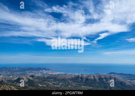 Stadt Benidorm vom Berg Puig Campana in der Nähe von Finestrat, Spanien aus gesehen Stockfoto