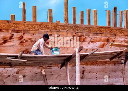 Nagelkunst auf der riesigen traditionellen Dhow Al Ghanja in der Schiffbaufabrik von Sur, Ash Sharqiyah, Oman Stockfoto