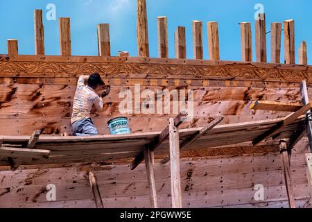 Nagelkunst auf der riesigen traditionellen Dhow Al Ghanja in der Schiffbaufabrik von Sur, Ash Sharqiyah, Oman Stockfoto