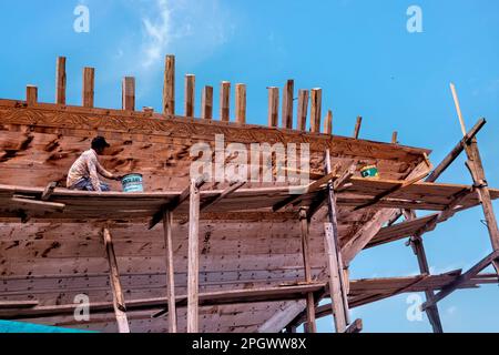 Nagelkunst auf der riesigen traditionellen Dhow Al Ghanja in der Schiffbaufabrik von Sur, Ash Sharqiyah, Oman Stockfoto