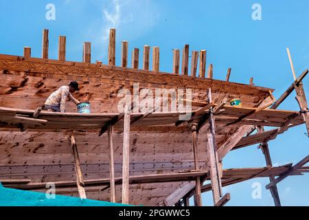 Nagelkunst auf der riesigen traditionellen Dhow Al Ghanja in der Schiffbaufabrik von Sur, Ash Sharqiyah, Oman Stockfoto