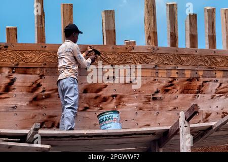 Nagelkunst auf der riesigen traditionellen Dhow Al Ghanja in der Schiffbaufabrik von Sur, Ash Sharqiyah, Oman Stockfoto