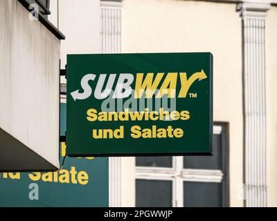 Subway American Fast Food Restaurant Werbung an einer Gebäudewand. Unterschreiben Sie mit dem Logo und den Produkten. Nahaufnahme der Außenbeschilderung. Stockfoto