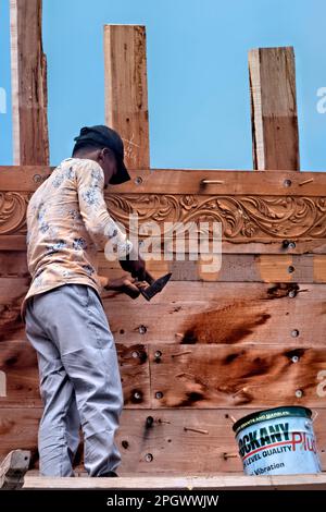 Nagelkunst auf der riesigen traditionellen Dhow Al Ghanja in der Schiffbaufabrik von Sur, Ash Sharqiyah, Oman Stockfoto