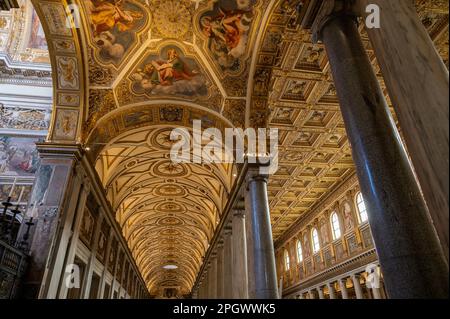 Die päpstliche Basilika Santa Maria Maggiore ist eine der vier päpstlichen Basiliken Roms, die sich auf der Piazza dell'Esquilino auf dem Cispio, Bet, befinden Stockfoto