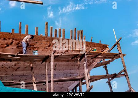 Nagelkunst auf der riesigen traditionellen Dhow Al Ghanja in der Schiffbaufabrik von Sur, Ash Sharqiyah, Oman Stockfoto