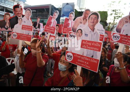 Bangkok, Thailand. 24. März 2023. Anhänger, die während einer Wahlkampfveranstaltung im Stadion One, Banthadthong Road, Pathum Wan District ein Gesichtszeichen des Kandidaten der Pheu Thai Party für das Repräsentantenhaus in der Hand hatten. (Kreditbild: © Teera Noisakran/Pacific Press via ZUMA Press Wire) NUR REDAKTIONELLE VERWENDUNG! Nicht für den kommerziellen GEBRAUCH! Stockfoto