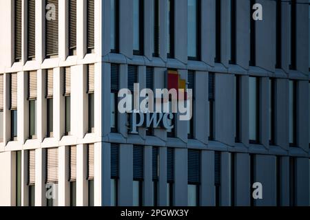 PwC Consulting Company Logo auf der Außenseite eines Bürogebäudes. Finanzaudit und professionelle Steuerdienstleistungen für Geschäftskunden. Stockfoto