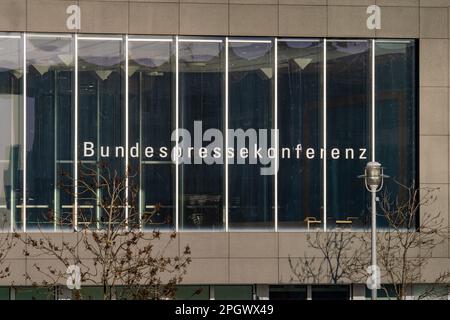 Außenansicht des Gebäudes der Bundespressekonferenz Regierungsgebäude in der Hauptstadt. Kommunikationsmethode der deutschen Politik Stockfoto