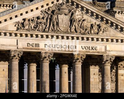 'Dem Deutschen Volke' (für das deutsche Volk) an der Fassade des Deutschen Reichstags. Nahaufnahme der Inschrift auf der Fassade. Stockfoto