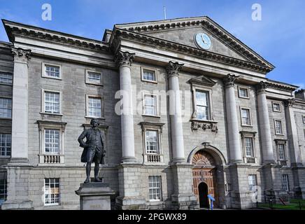 Haupteingang zum Campus des Trinity College von Dublin mit Statue des Philosophen Edmund Burke Stockfoto