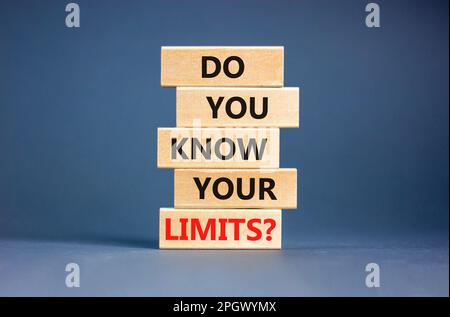 Kennen Sie das Limitsymbol? Konzeptbegriffe kennst du deine Grenzen bei Holzblöcken? Wunderschöner grauer Tischhintergrund. Das Geschäft kennen Sie Stockfoto