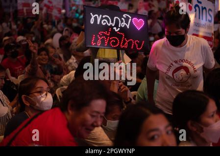 Bangkok, Thailand. 24. März 2023. Unterstützer, die während einer Wahlkampfveranstaltung im Stadion One, Banthadthong Road, Pathum Wan District, Bangkok, Thailand, mit einem Gesichtszeichen des Kandidaten der Pheu Thai Party für das Repräsentantenhaus in der Hand gehalten haben, Am 24. März 2022. (Kreditbild: © Teera Noisakran/Pacific Press via ZUMA Press Wire) NUR REDAKTIONELLE VERWENDUNG! Nicht für den kommerziellen GEBRAUCH! Stockfoto