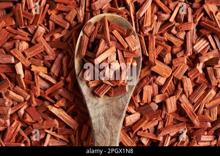 Stücke aus rotem Sandelholz auf einem Löffel, Draufsicht Stockfoto