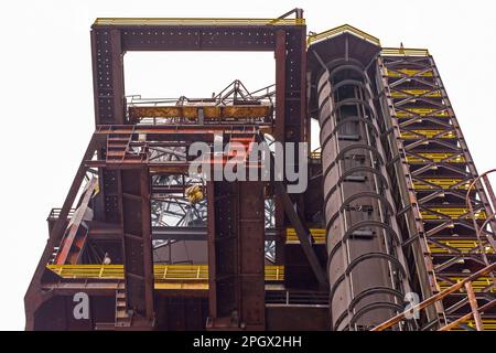 Bolzenturm. Der historische Hochofen im Bezirk Lower Vitkovice in der tschechischen Stadt Ostrava. Jetzt umgewandelt in eine Touristenattraktion Bolt Cafe Stockfoto