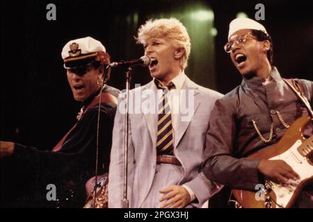 David Bowie, flankiert von den Gitarrist Carmine Rojas und Carlos Alomar, Civic Center, Hartford, Connecticut, USA, 15. Juli 1983. Stockfoto