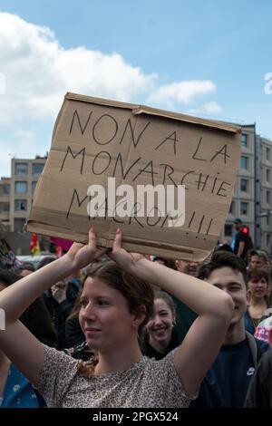 Marseille, Frankreich. 23. März 2023. Ein Protestteilnehmer hält während der Demonstration ein Plakat, auf dem "Nein zur Macron-Monarchie" steht. Der marsch gegen das Rentenreformprojekt wurde zwischen 16000 (Polizei) und 280 000 normalen Demonstranten in Marseille mobilisiert. (Foto: Laurent Coust/SOPA Images/Sipa USA) Guthaben: SIPA USA/Alamy Live News Stockfoto