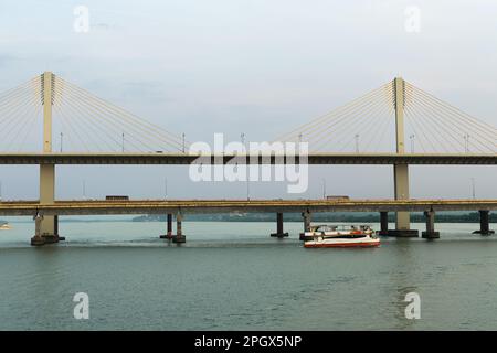 Panaji Goa Indien Okt 22 2022: Bootstour bei Sonnenuntergang mit Blick auf die Atal Setu Brücke und Aktivitäten auf dem Mandovi Fluss, einschließlich der Flusskasinos in Goa Stockfoto
