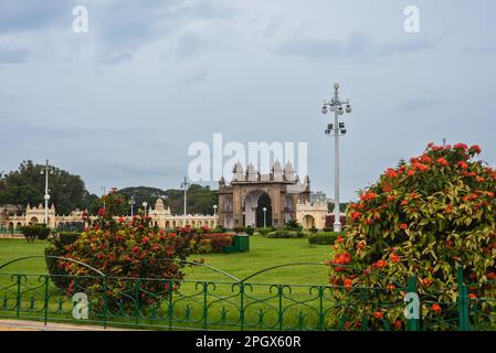 Mysore Palace Karnataka 1 2022. September Touristen, die den historischen und großen Mysore Palast besuchen, auch Amba Vilas Palast in Karnataka Indien genannt Stockfoto