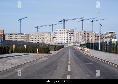 Blick von der leeren Straße in Richtung der neu errichteten Apartments, die im Bau von Barking Riverside Housing Development, East London, England, Großbritannien, stehen. Stockfoto