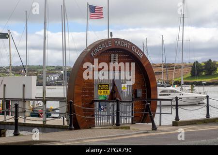 19. März 2023 der kunstvoll verzierte hölzerne Eingang zum Kinsale Yacht Club an der Hauptstraße der Touristenstadt Kinsale in der Nähe des südlichsten Ti Stockfoto