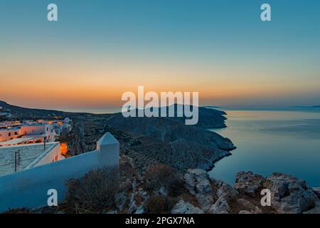 Panoramablick auf die Insel Folegandros in der Abenddämmerung Stockfoto