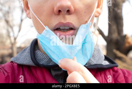 Nahaufnahme einer jungen ukrainischen Frau in einer medizinischen Maske auf ihrem Gesicht während Stockfoto