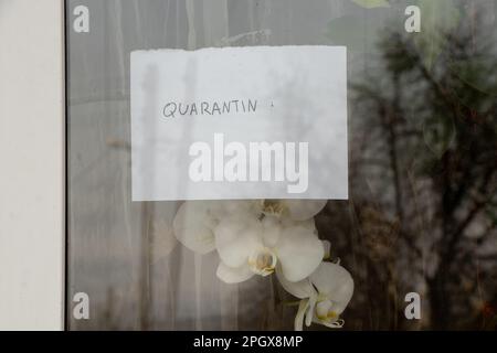 Quarantänewort in Englisch geschrieben von Hand hängend an einem Fenster eines Hauses in der Ukraine Stockfoto