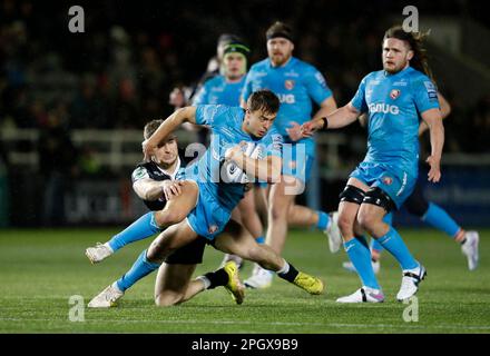 Ben Stevenson von Newcastle Falcons (links) und Lloyd Evans von Gloucester in Aktion während des Spiels der Gallagher Premiership im Kingston Park, Newcastle upon Tyne. Foto: Freitag, 24. März 2023. Stockfoto