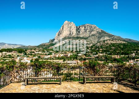 Wunderschöner Blick auf Finestat und den Berg Puig Campana an sonnigen Tagen Stockfoto