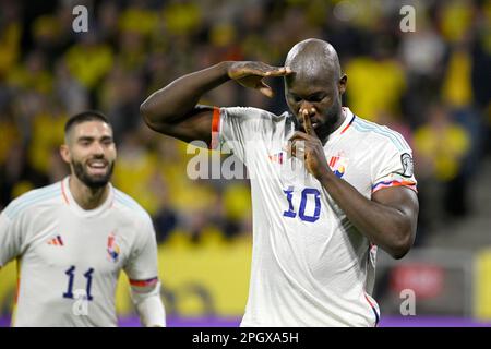 Yannick Carrasco aus Belgien gratuliert Romelu Lukaku, der mit einer Geste feiert, nachdem er 0-1 Punkte bei der Qualifikation der UEFA Euro 2024 Gruppe F erzielt hat Stockfoto