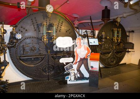 Viktorianische Kohleboiler in den Maschinenräumen der Tower Bridge, die sich über die Themse erstreckt, London, Großbritannien. Die Dampfmaschine hob die Bascule Bridge an, damit größere Schiffe unter ihr hindurchfahren konnten. (133) Stockfoto