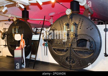 Viktorianische Kohleboiler in den Maschinenräumen der Tower Bridge, die sich über die Themse erstreckt, London, Großbritannien. Die Dampfmaschine hob die Bascule Bridge an, damit größere Schiffe unter ihr hindurchfahren konnten. (133) Stockfoto