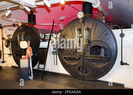 Viktorianische Kohleboiler in den Maschinenräumen der Tower Bridge, die sich über die Themse erstreckt, London, Großbritannien. Die Dampfmaschine hob die Bascule Bridge an, damit größere Schiffe unter ihr hindurchfahren konnten. (133) Stockfoto