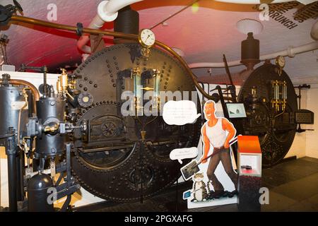 Viktorianische Kohleboiler in den Maschinenräumen der Tower Bridge, die sich über die Themse erstreckt, London, Großbritannien. Die Dampfmaschine hob die Bascule Bridge an, damit größere Schiffe unter ihr hindurchfahren konnten. (133) Stockfoto