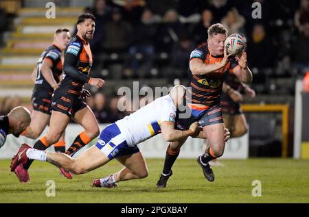 Warrington Wolves' Gil Dudson spielt Castleford Tigers' V während des Spiels der Betfred Super League im MEND-A-Hose Jungle in Castleford. Foto: Freitag, 24. März 2023. Stockfoto