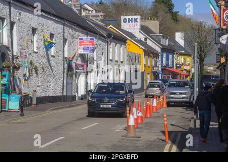 19. März 2023 The Glen, eine belebte Straße in der beliebten irischen Stadt Kinsale in der Grafschaft Cork Irland an einem hellen Frühlingsmorgen Stockfoto