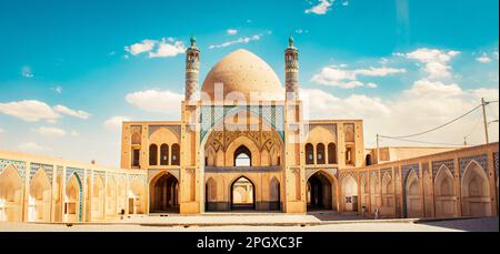 Kashan, Iran - 29. Mai 2022: Wunderschönes Panorama der Agha Bozorg Moschee am sonnigen blauen Himmel Stockfoto