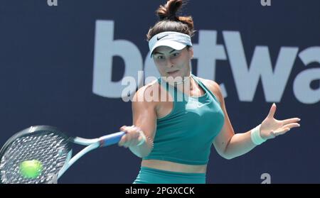 Miami Gardens, Usa. 24. März 2023. Bianca Andreescu aus Kanada trifft am dritten Tag bei den Miami Open im Hard Rock Stadium in Miami Gardens, Florida, am Freitag, den 24. März 2023, eine Vorrunde für Maria Sakkara aus Griechenland. Andreescu besiegte Sakkara 7-7, 6-3, 6-4. Foto: Gary i Rothstein/UPI Credit: UPI/Alamy Live News Stockfoto