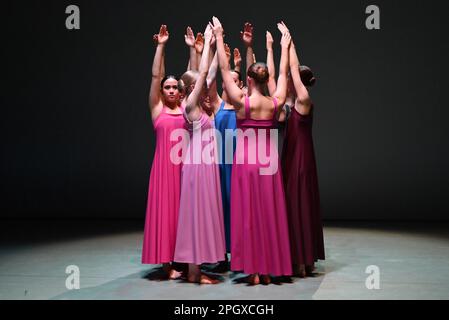 Die glorreichen jungen Tänzer der Königlichen Schwedischen Ballettschule, die Auszüge aus Cohans berühmtem 1975-Werk Stabat Hook aufführen. Ein Abend der Choreografie zu Ehren des Erbes des legendären Choreographen Robert Cohan , dem Gründervater des zeitgenössischen Tanzes in diesem Land , wird am 24 . und 25 . März 2023 in diesem Hotel aufgeführt . Dieses Stück wird von Studenten der Königlichen Schwedischen Ballettschule vorgeführt . Stockfoto