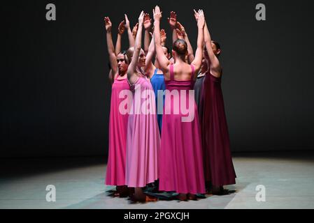 Die glorreichen jungen Tänzer der Königlichen Schwedischen Ballettschule, die Auszüge aus Cohans berühmtem 1975-Werk Stabat Hook aufführen. Ein Abend der Choreografie zu Ehren des Erbes des legendären Choreographen Robert Cohan , dem Gründervater des zeitgenössischen Tanzes in diesem Land , wird am 24 . und 25 . März 2023 in diesem Hotel aufgeführt . Dieses Stück wird von Studenten der Königlichen Schwedischen Ballettschule vorgeführt . Stockfoto