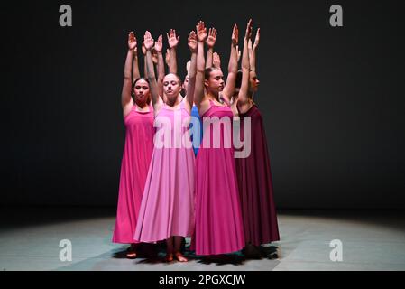 Die glorreichen jungen Tänzer der Königlichen Schwedischen Ballettschule, die Auszüge aus Cohans berühmtem 1975-Werk Stabat Hook aufführen. Ein Abend der Choreografie zu Ehren des Erbes des legendären Choreographen Robert Cohan , dem Gründervater des zeitgenössischen Tanzes in diesem Land , wird am 24 . und 25 . März 2023 in diesem Hotel aufgeführt . Dieses Stück wird von Studenten der Königlichen Schwedischen Ballettschule vorgeführt . Stockfoto