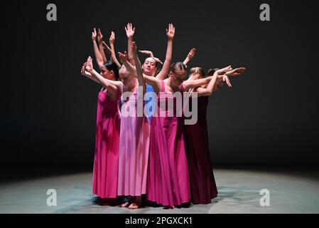 Die glorreichen jungen Tänzer der Königlichen Schwedischen Ballettschule, die Auszüge aus Cohans berühmtem 1975-Werk Stabat Hook aufführen. Ein Abend der Choreografie zu Ehren des Erbes des legendären Choreographen Robert Cohan , dem Gründervater des zeitgenössischen Tanzes in diesem Land , wird am 24 . und 25 . März 2023 in diesem Hotel aufgeführt . Dieses Stück wird von Studenten der Königlichen Schwedischen Ballettschule vorgeführt . Stockfoto